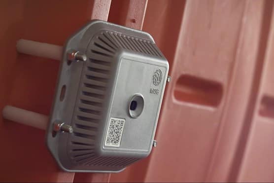 Device on bin lid
