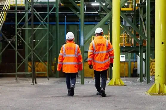 Back of two employees with Biffa high vis